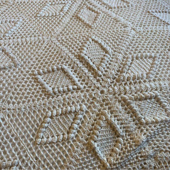 Vintage Crocheted Cream Colored Bedspread Blanket Lace Full or Queen - Picture 12 of 15